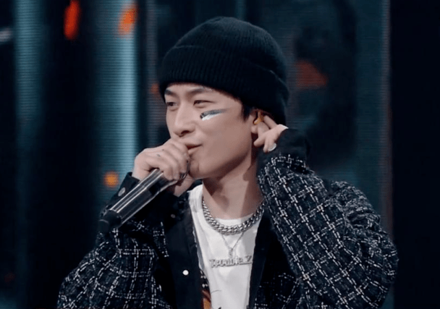 说唱歌手被曝私生活混乱,当女友面出轨,还炫耀自己睡过百八十个