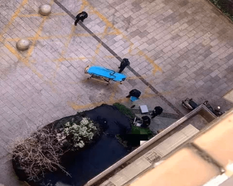 昆明一男子34楼跳下被消防员抓住,男子脱掉衣服后坠亡,疑似夫妻争吵想