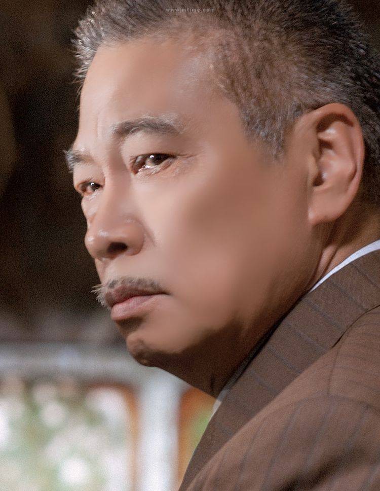 吴孟达要比陈小春大十几岁,也是上一代香港比较有名的演员,曾经的他