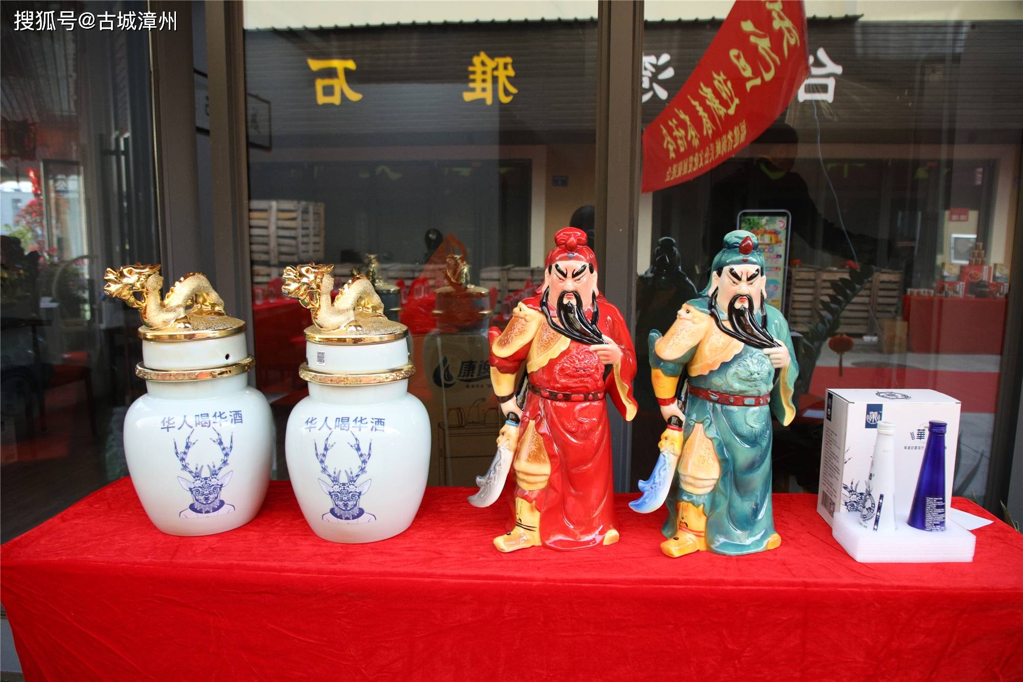 中国人民书画院常务副院长王砚林大师为现场活动挥笔泼墨,赠送给省