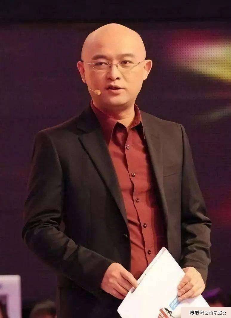 原创太冷了50岁孟非近照罕见曝光戴上雷锋帽看起来竟老了10岁