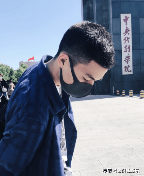 景岗山儿子考上中戏,颜值超高好似混血儿,网友们却建议他改名_景天一