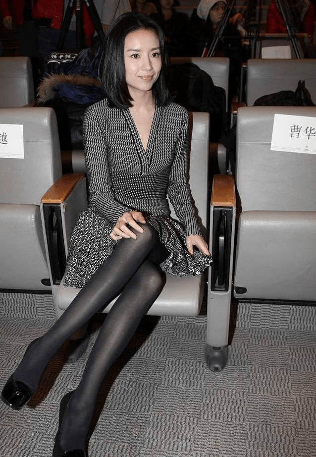 论穿丝袜我只服董洁,为吸睛穿红丝袜秀美腿,这魅力有几人能扛住