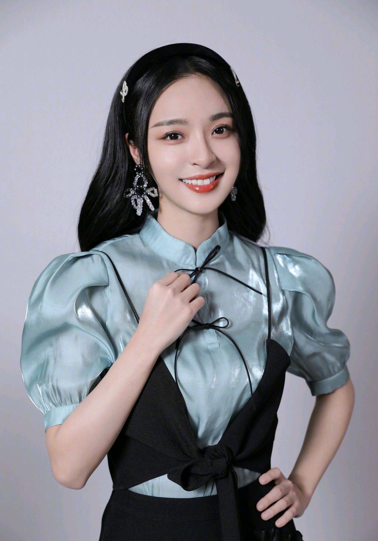 李莎旻子也太敢穿了淡蓝色衬衫配黑色吊带衫高级感十足