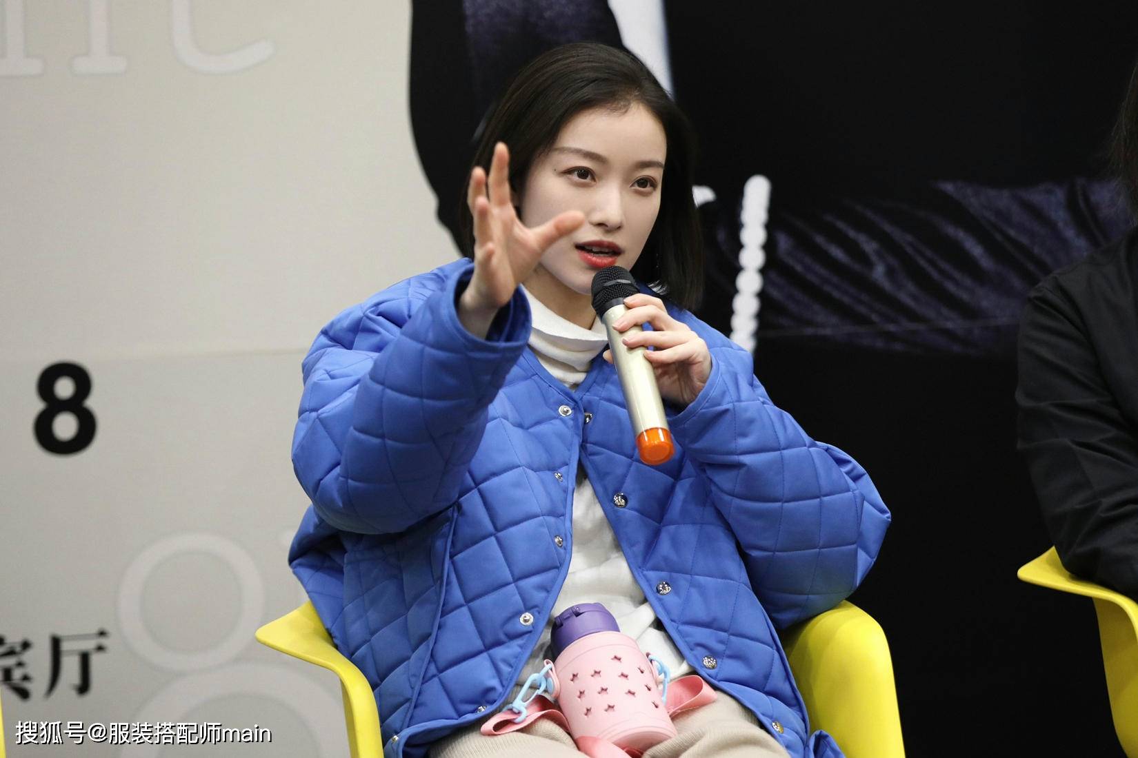 她还参演了话剧《幺幺洞捌》,在最近举行的媒体见面会上,倪妮一身保暖