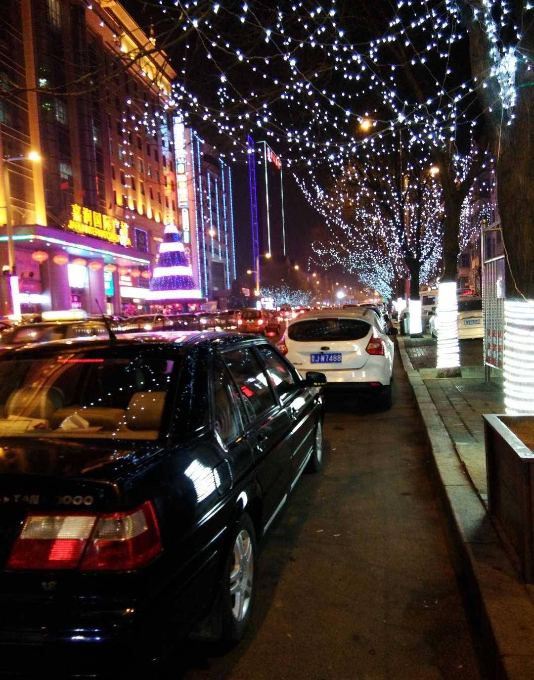 晚上节日的气氛很浓,大街上到处是牵手或相拥前行的情侣