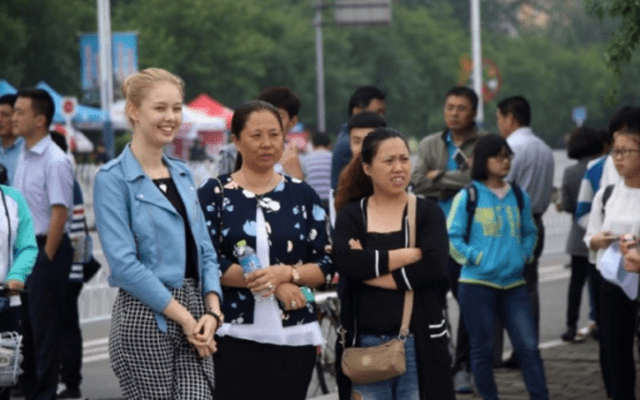 21岁英国姑娘在中国工作了2年后，回到英国感叹：再也不习惯了