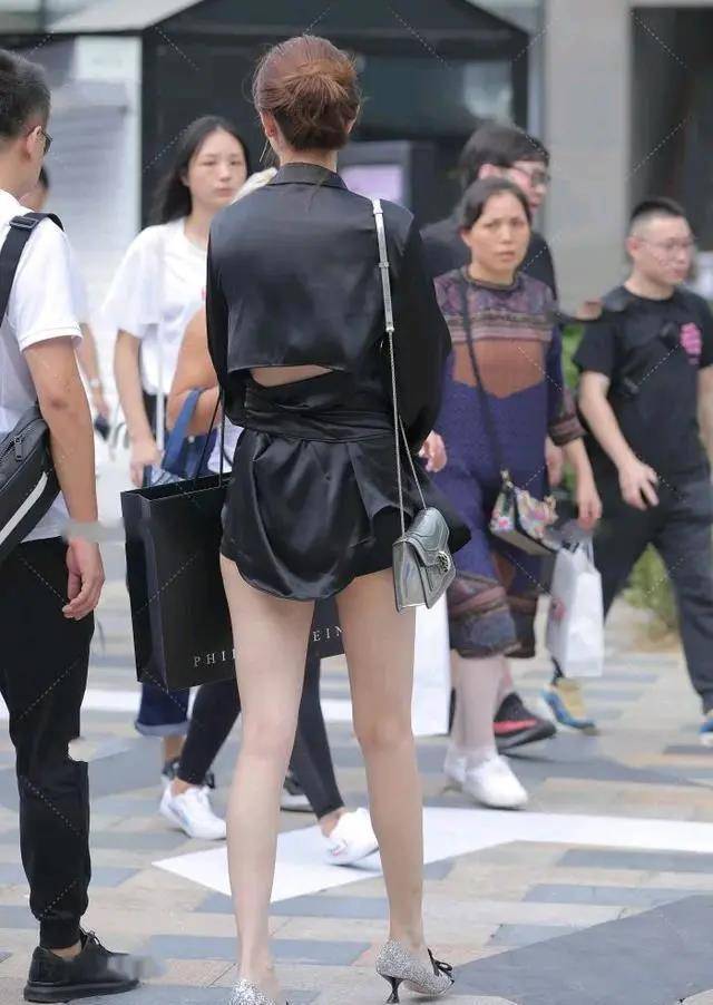 有一种神奇的穿搭，叫下装消失，个性又洒脱-搜狐大视野-搜狐新闻