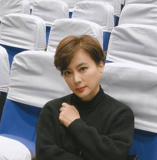 视频中,李玲玉身着黑色的上衣,留着干净利落的黄色短发,脸上还化着