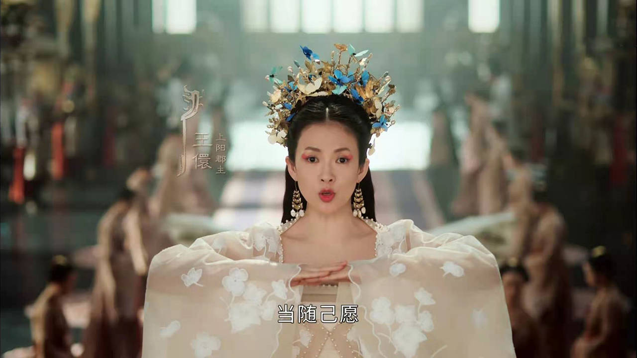 但是所呈现出来的并不是,章子怡从及笄礼开始就是王儇的扮演者,其实小