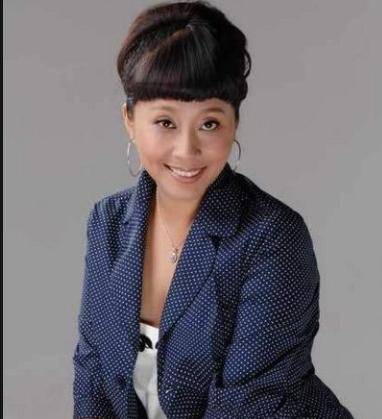 原创春晚女笑星因丈夫去世泪洒舞台后淡出二婚后女儿9岁幸福美满