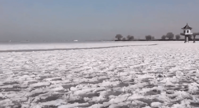 罕见！洪泽湖出现大面积冰冻，骆马湖结冰像大片鱼鳞
