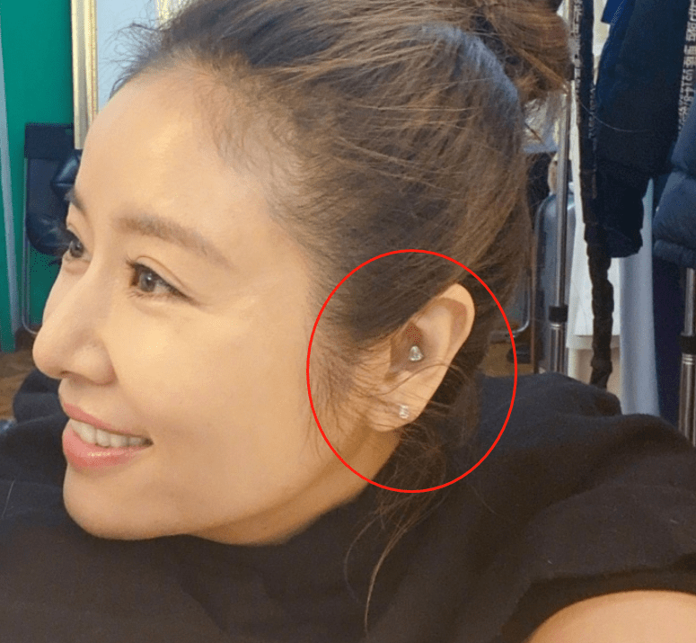 原创43岁林心如晒自拍照,谁留意到她耳朵藏着啥?年轻人都不敢这么做