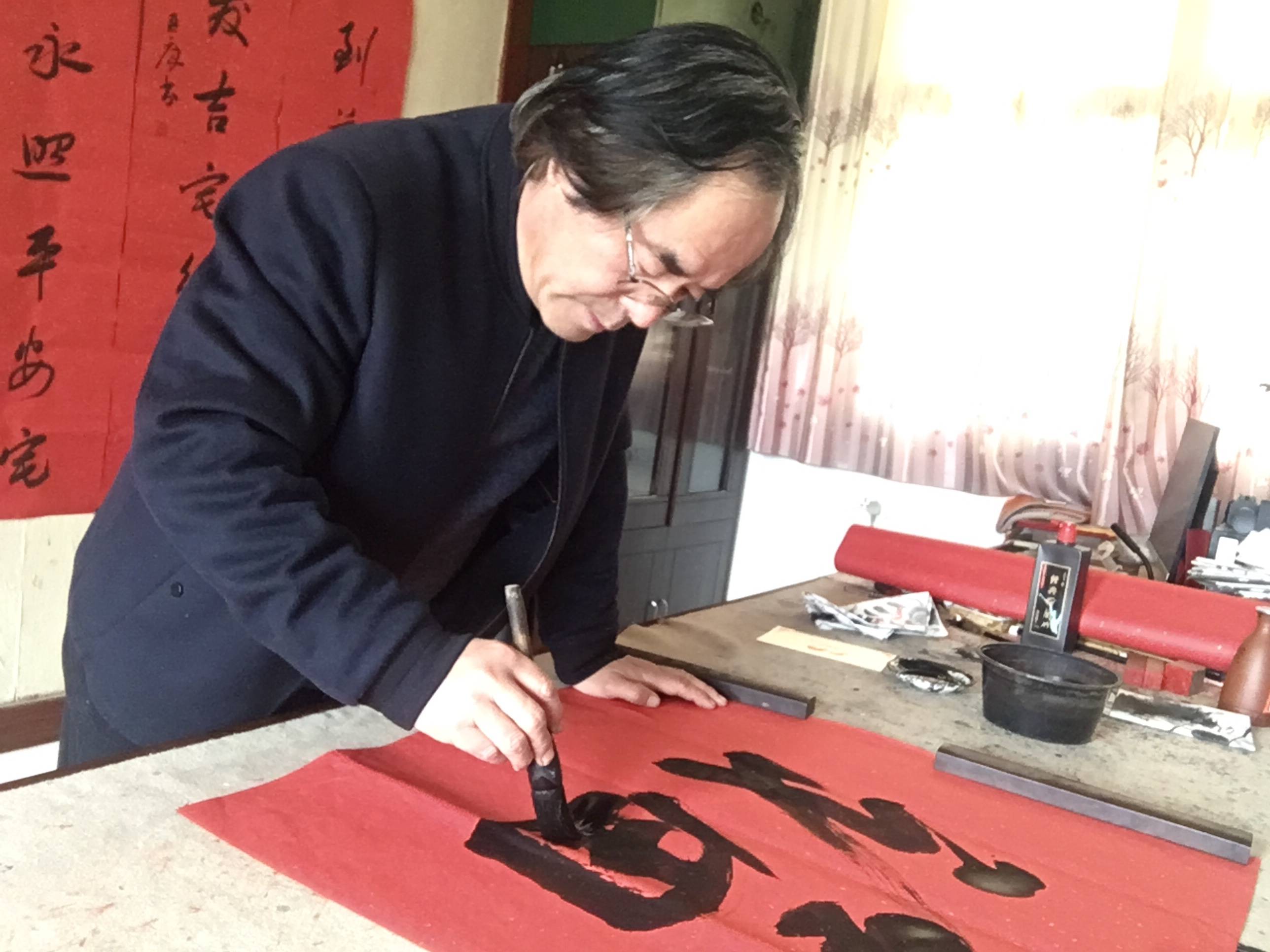 国画家安君康笔下的黑天鹅_咸阳市