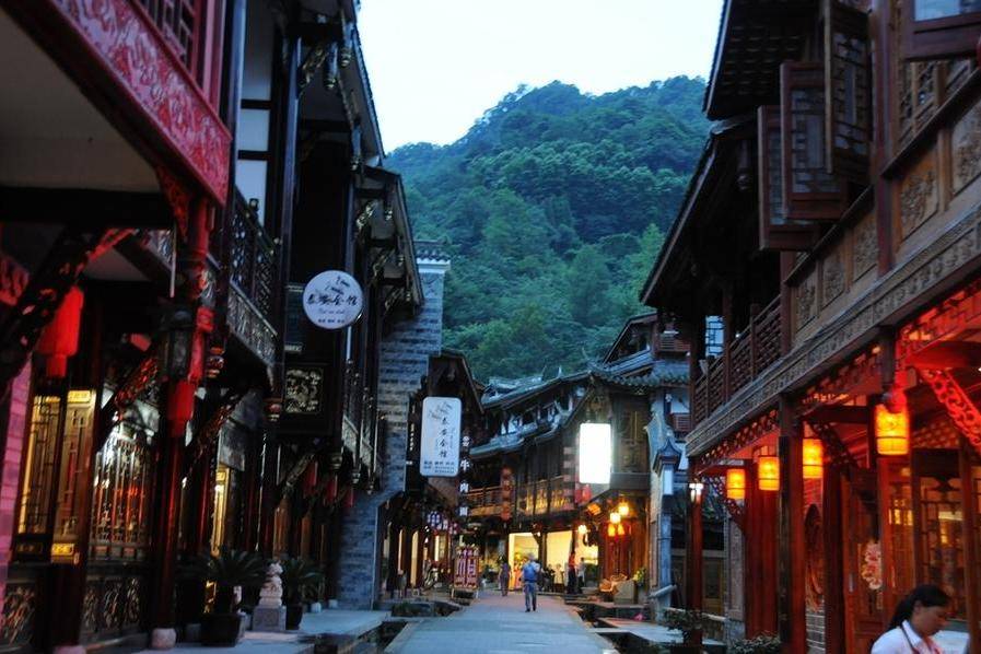 成都有一纯粹古镇，就在青城山脚下，商业化程度不高还安静