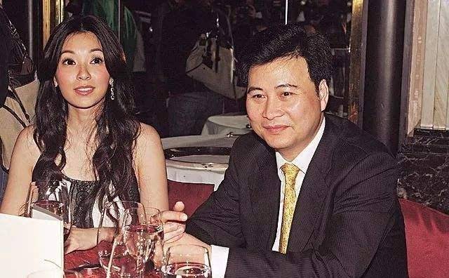 最美郭芙傅明宪嫁大11岁亿万富豪后与小11岁男友相恋