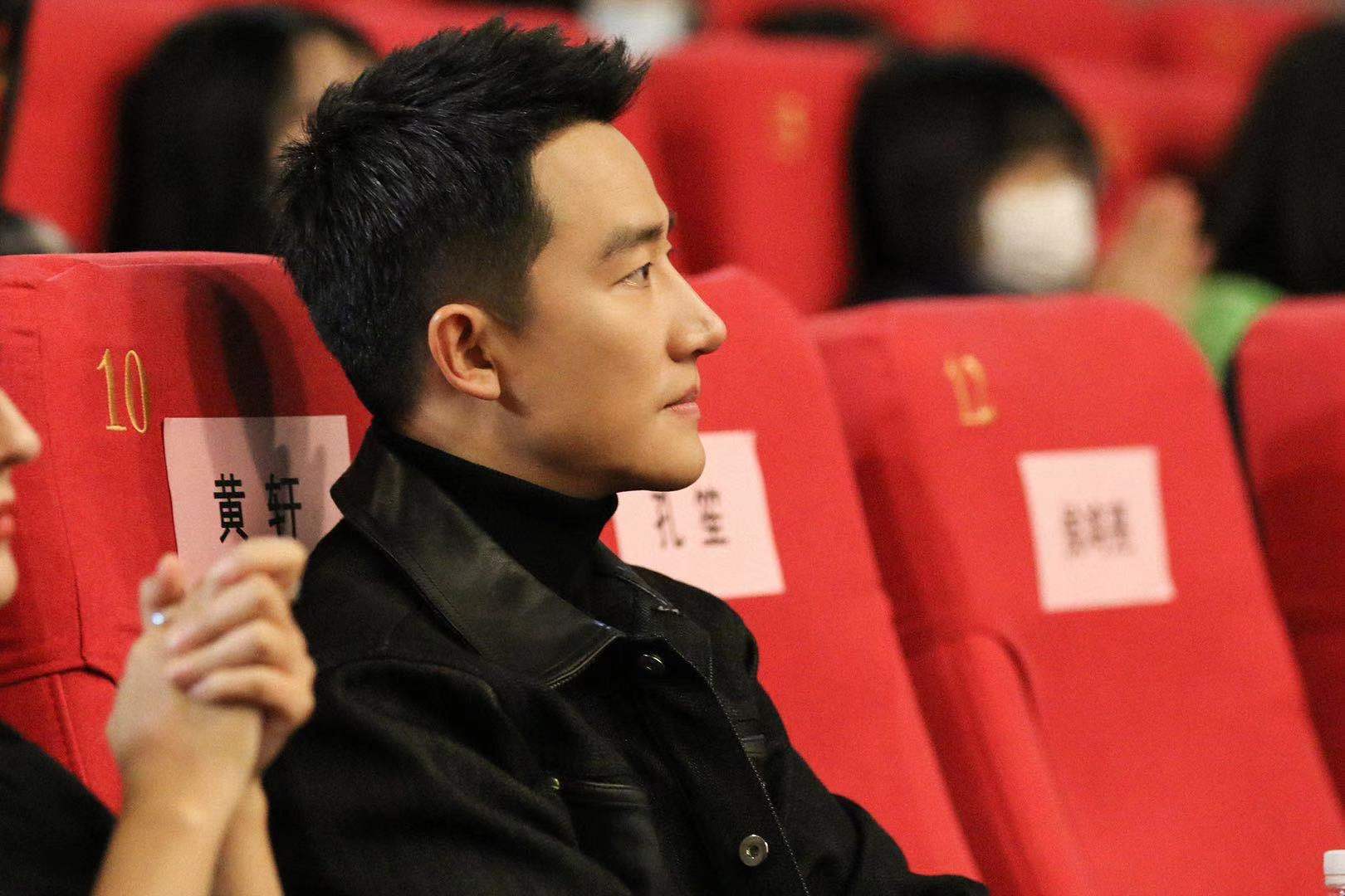 《山海情》黄轩一口方言演绎基层干部 热依扎哺乳期出演感谢剧组_孙