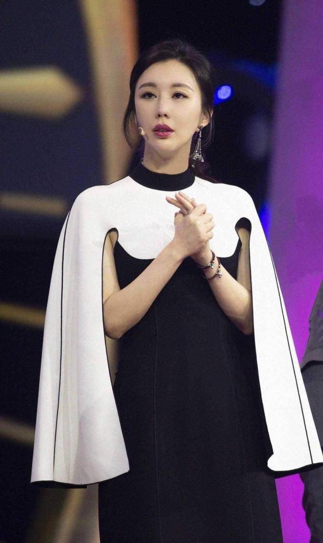 王石小娇妻晒照片,窗前倒立大秀s型身材,感叹老王真是太有福!