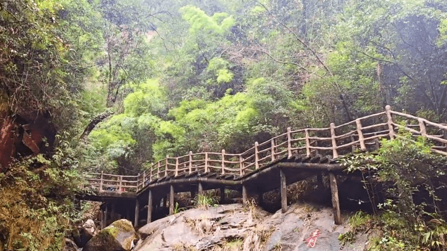 湖南郴州新建猴王寨，绿水青山瀑布成片，不见古寨不见猴