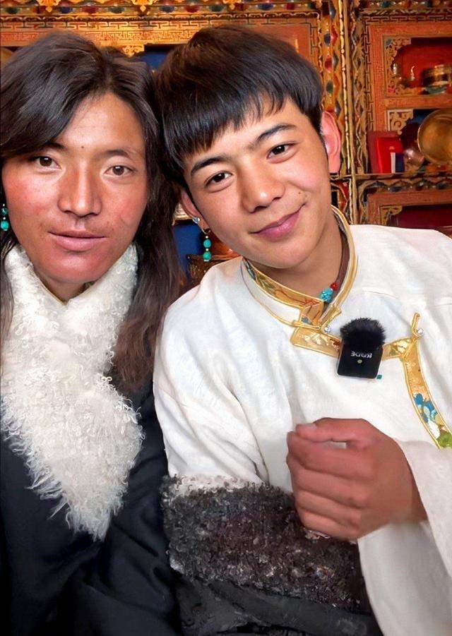 在丁真的影响下,连带火的还有自己的舅舅,网友们戏称他舅舅是"疯了的