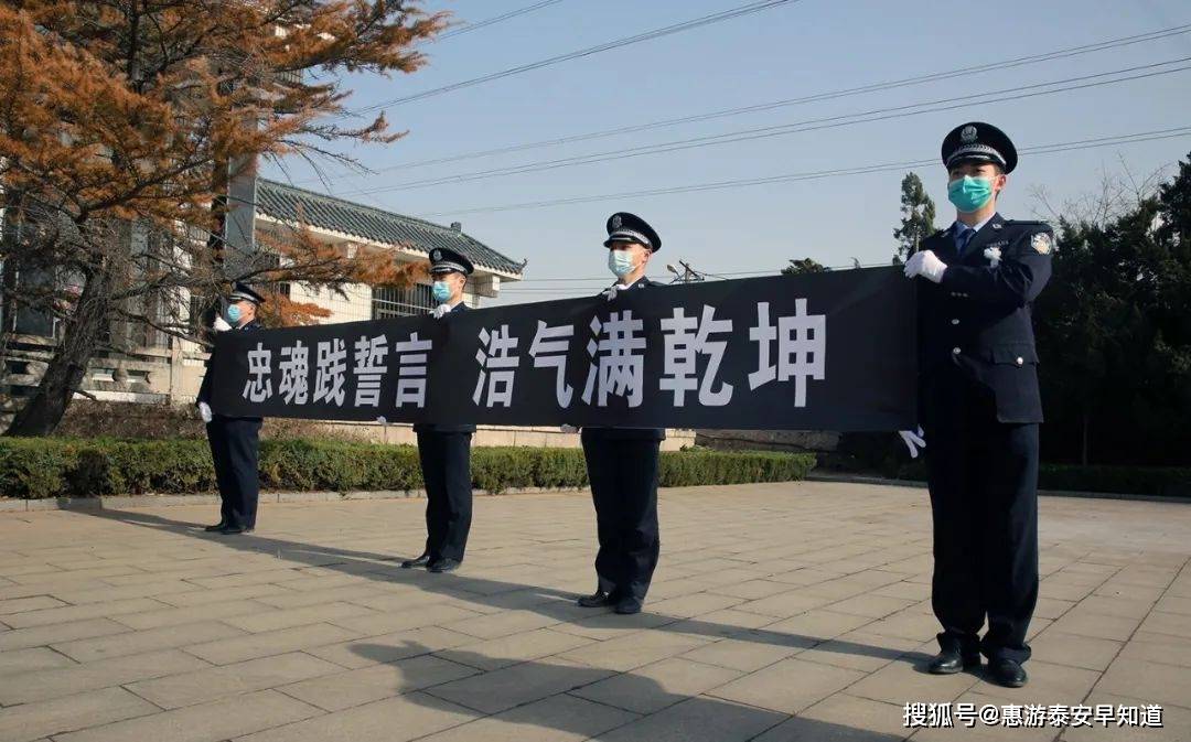 告别仪式庄重肃穆,灵堂上方悬挂着"沉痛悼念卢保田同志"的横幅,两侧是