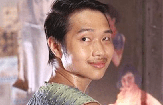 绰号田鸡的田启文跟星爷的渊源颇深,在《九品芝麻官》中饰演肺痨鬼,在