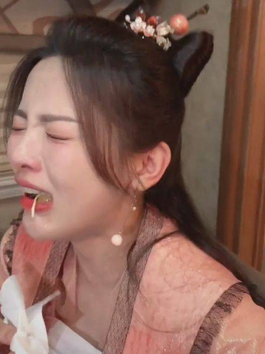 杨超越吃火鸡面被辣哭,谁注意擦鼻涕姿势,小心翼翼怕弄歪了