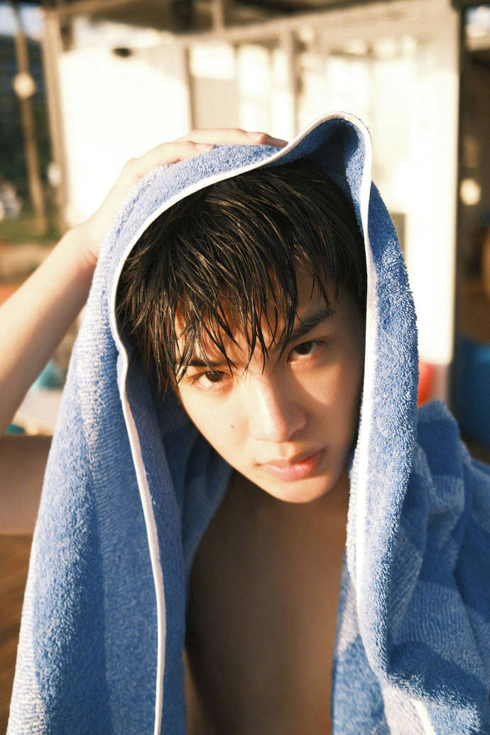 黄明昊冬日反季节写真湿发日系带你一秒入夏