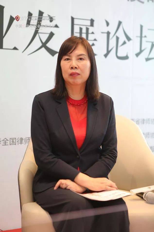 全国政协委员,湖北省律师协会婚家委主任谢文敏进行主题演讲