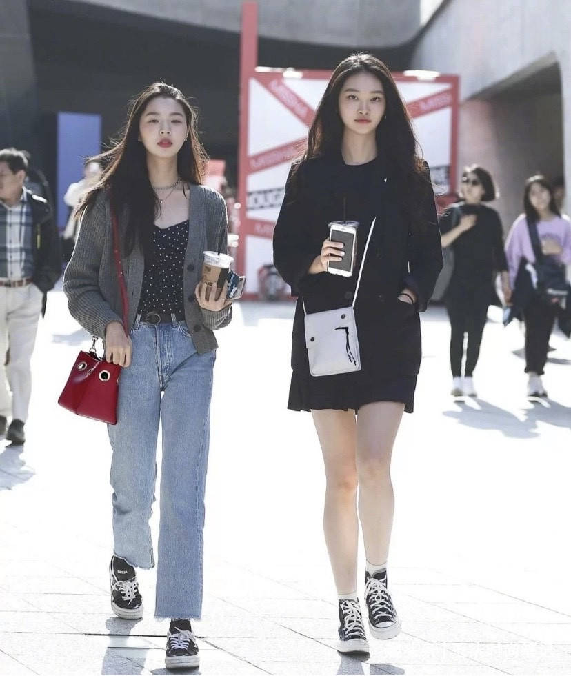 还在跟韩剧学穿搭韩国早秋路人街拍才是行走的穿搭范本