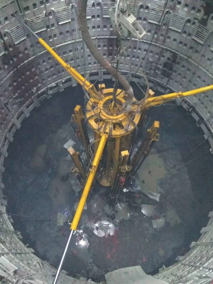 立井凿岩钻机(伞形钻架)上,下井及使用安全技术措施