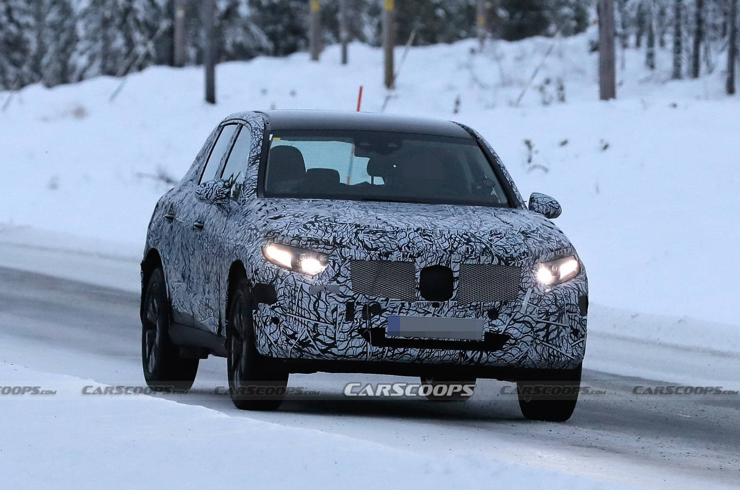 下一代奔驰glc冬季测试谍照曝光轴距有所增加车身似乎变矮将于年底