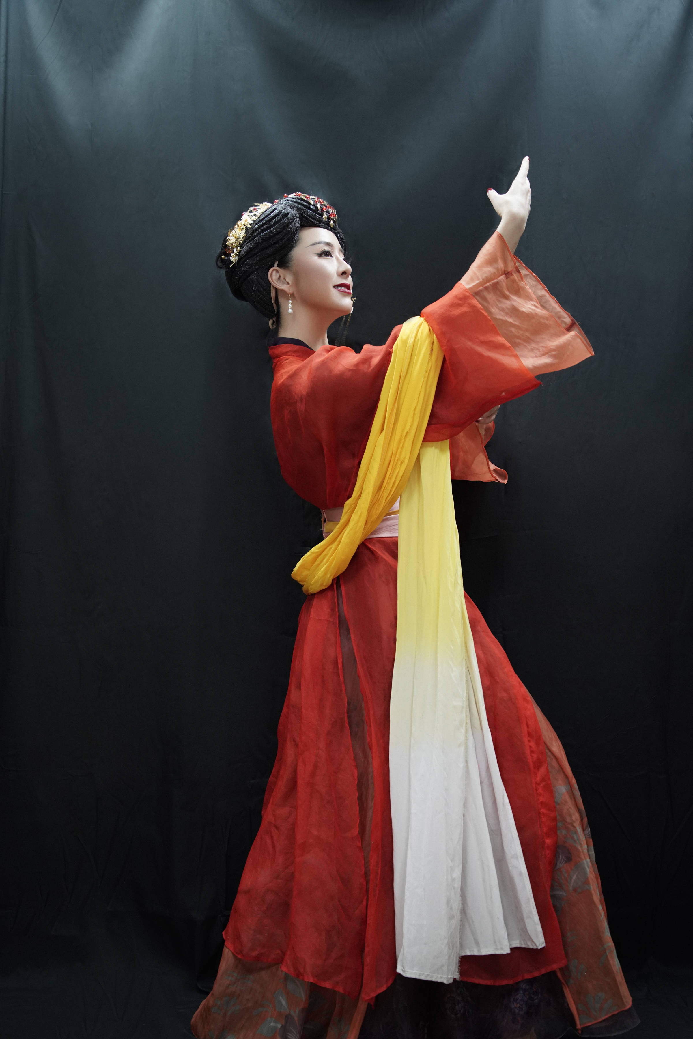 黄小蕾阔别20年致敬舞台 舞袖穿越国家大剧院《大国芬芳》