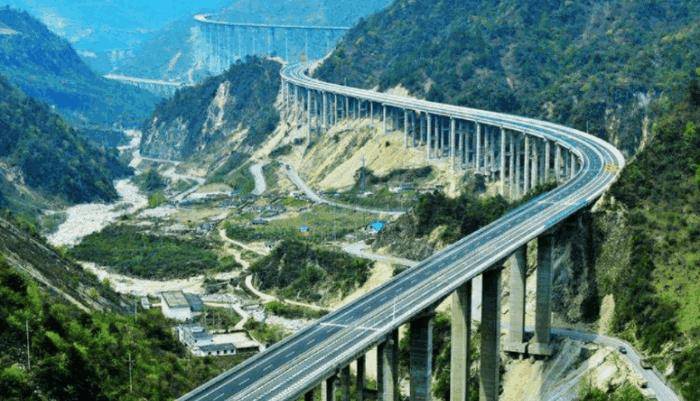 这才是中国的天路，240公里全程高架，人称“云端高速”！