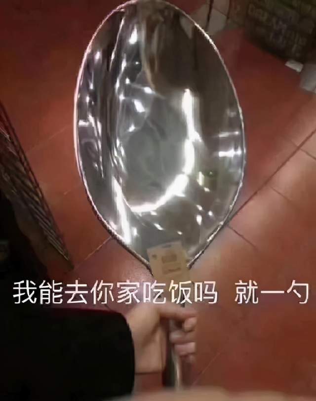支撑着干饭人火起来的,是搞笑的段子和魔幻表情包