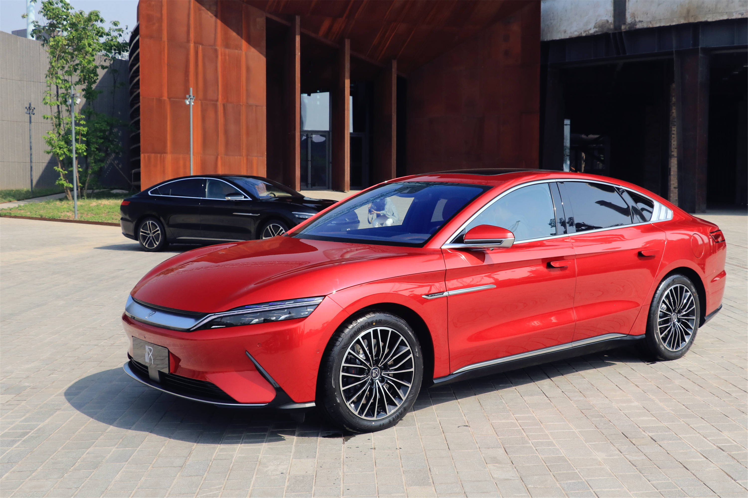 很遗憾,一直被网友寄予厚望的比亚迪汉ev仅以9,006辆的月销量排在了第