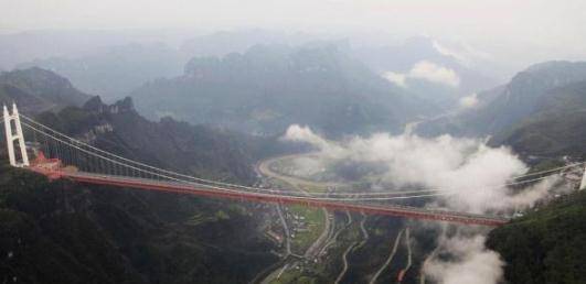 湖南矮寨大桥，耗资15亿长达千米，突破了多项世界纪录