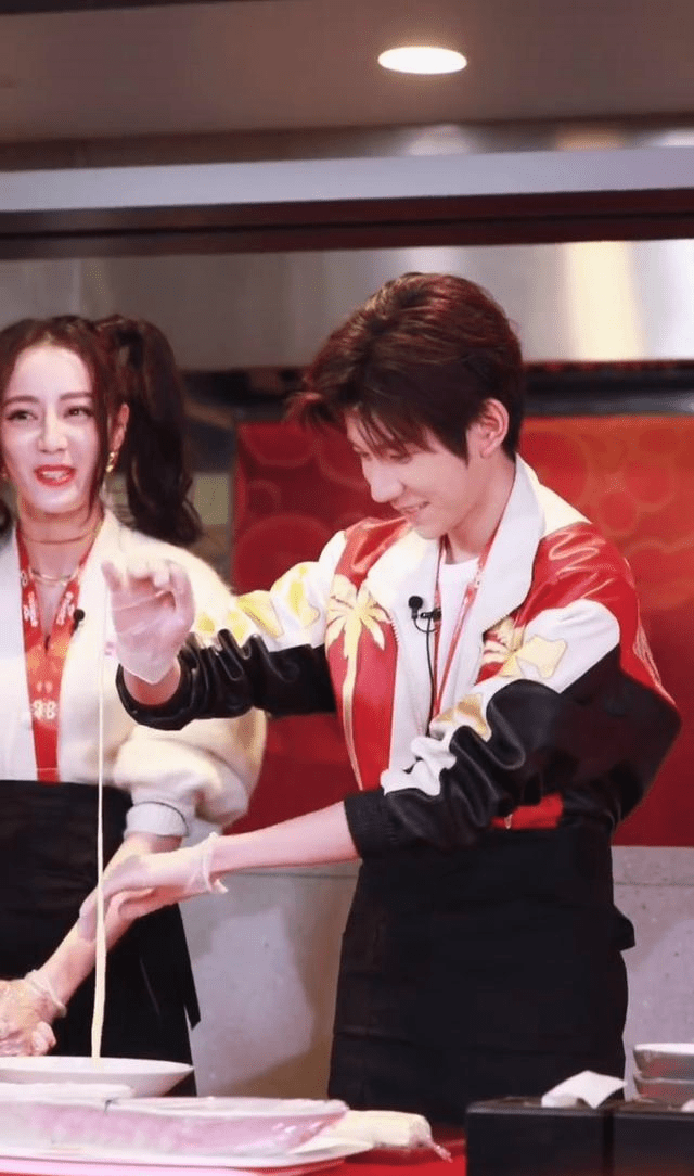 迪丽热巴王源同框工作二人谈交集好逗小源变干饭人吃得太香了