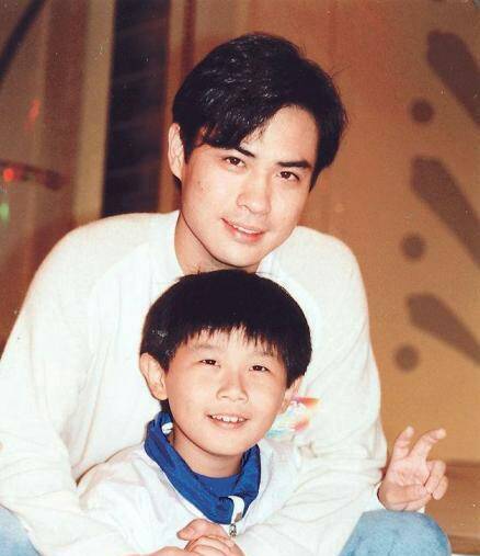 香港最红童星,曾和周润发吴孟达等巨星合作,现是高级督察_郑柏林