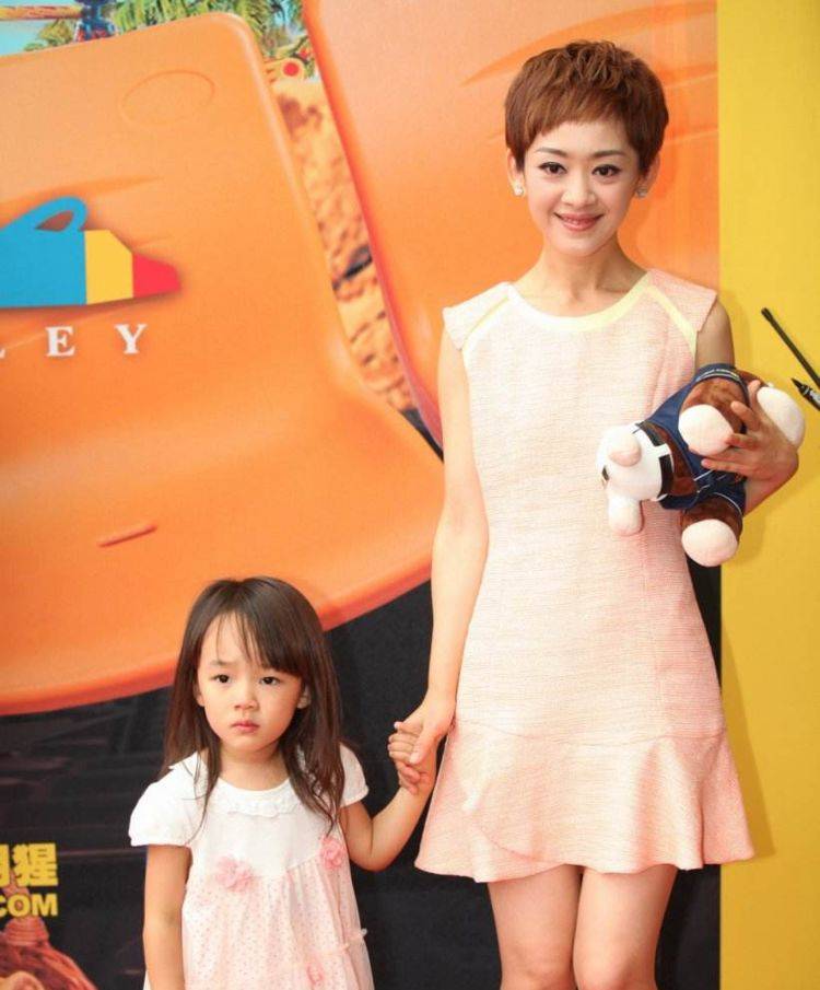 央视最美主播瑶淼,11岁女儿首次露面,颜值超高长腿堪比关晓彤