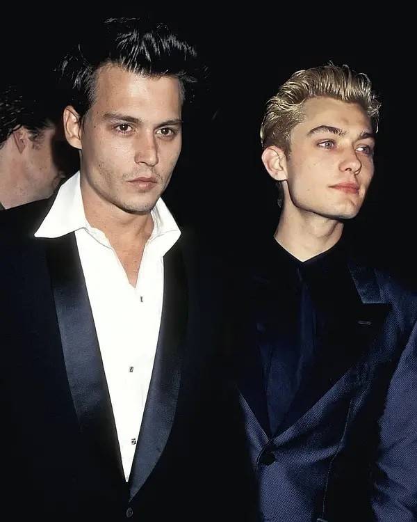 原创48岁裘德洛再当爸爸,带娃出街变奶爸,第六个孩子依旧有新鲜感