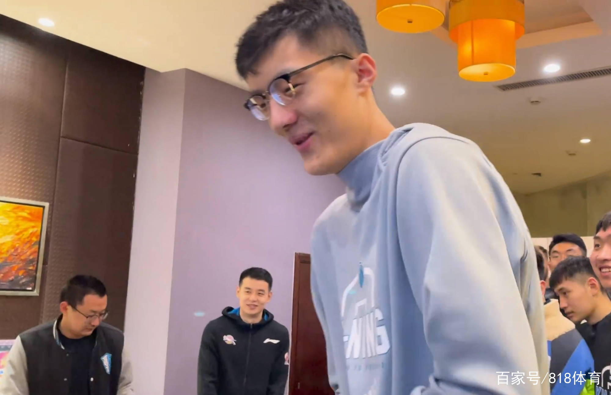 球队领队让22岁小将朱传宇往前站,因为他今天将担纲来给2米17的周琦拍