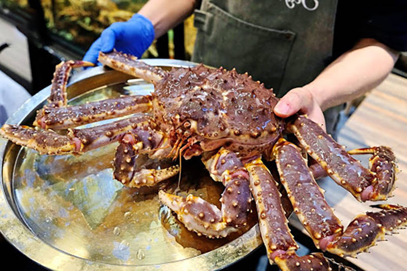冬天里的俄罗斯菜市场,摊子摆满冻硬的帝王蟹,个个都在9斤以上_国家