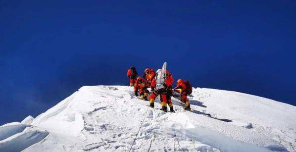 世界上最高的珠穆朗玛峰，每年增高1.2厘米，就在中国！