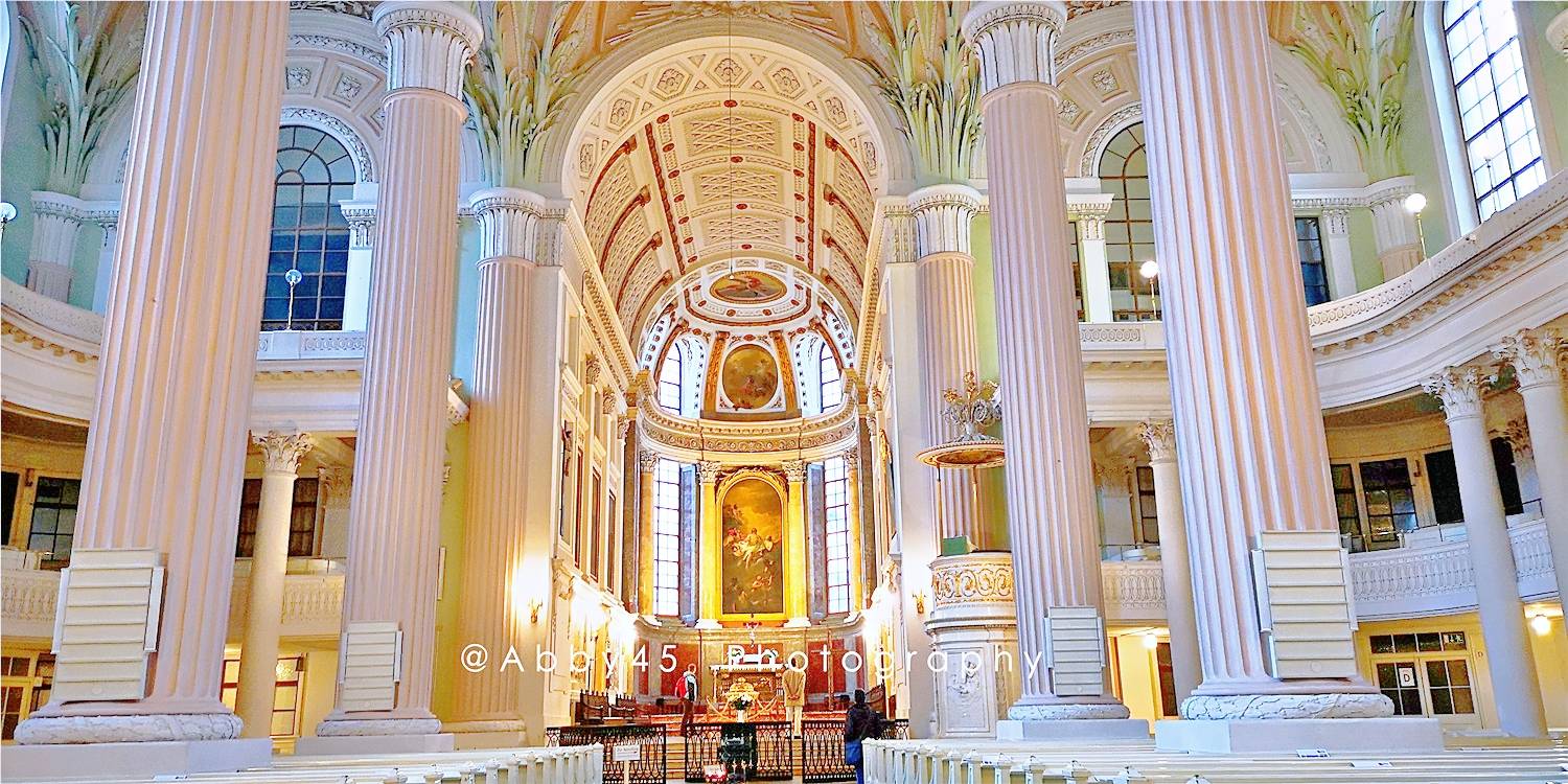 德国莱比锡最大教堂，被称为大海的教堂，里面却是浪漫的粉色世界