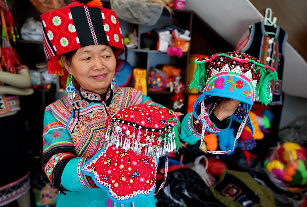 原创建水街头尼苏店守着彝族大妈绣娘梦心里藏着多彩民族情怀