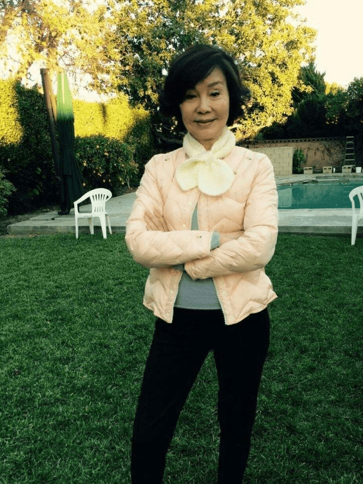 原创76岁归亚蕾气质真绝把红色大衣穿得洋气不土妈妈们照穿减龄