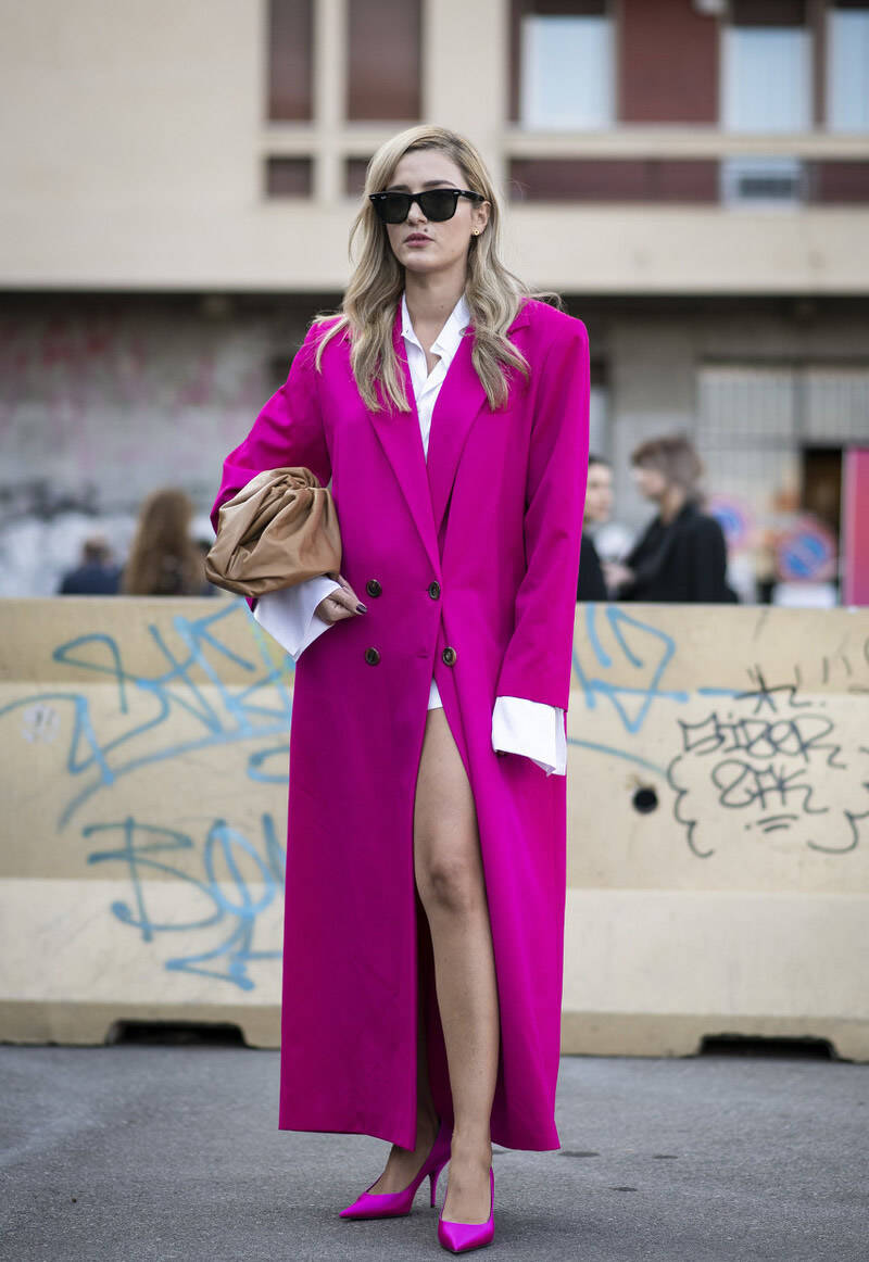 玫红色你敢穿吗?这个颜色是今年的流行色,但穿不好超俗气