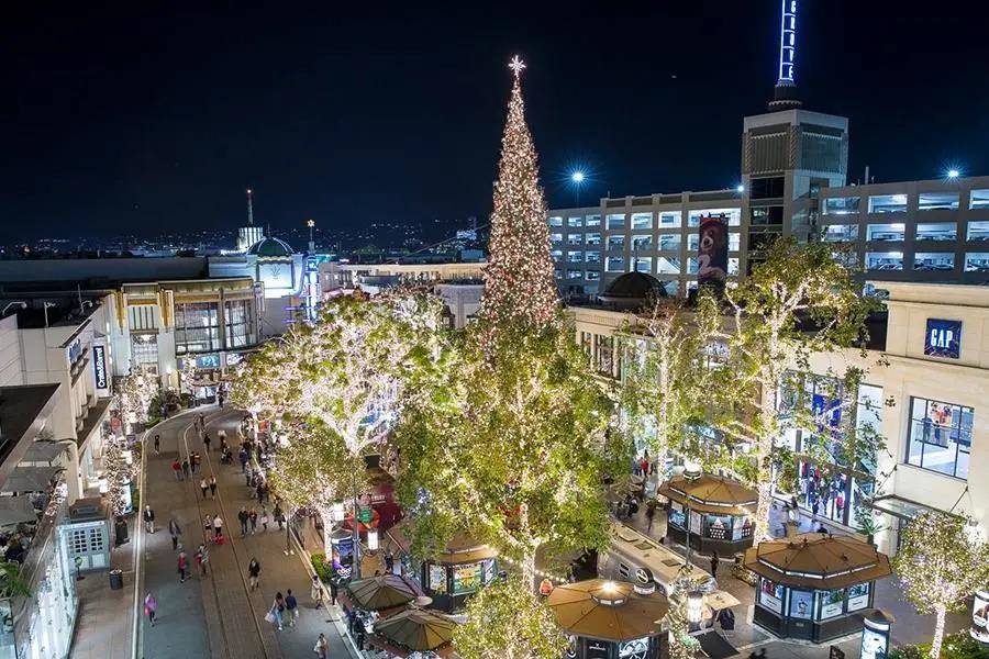 前往格罗夫购物中心(the grove)吧——这算是洛杉矶比较新兴的商场