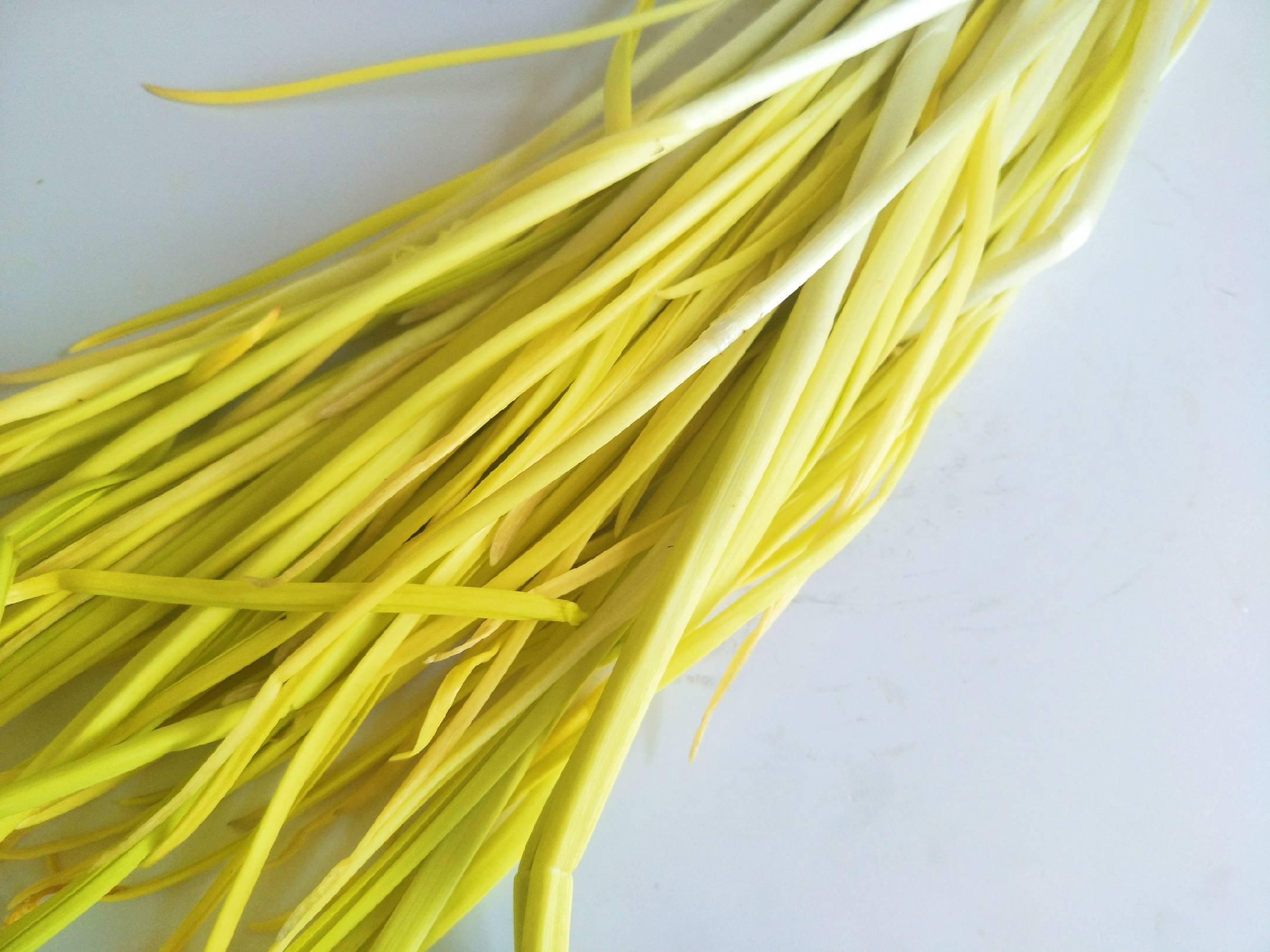 天冷易长肉,1道素菜要多吃,清淡营养味道好,美味不长肉_蒜黄